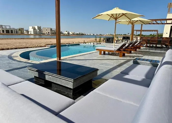 Sunny 4br Nanny With Private Heated Pool And Jacuzzi In Elgouna Villa
